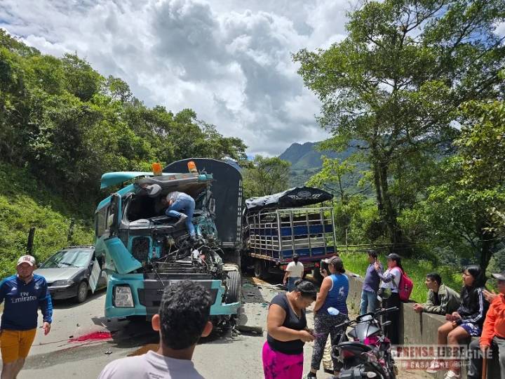 Violento choque de dos vehículos de carga en la vía del Cusiana dejó saldo trágico