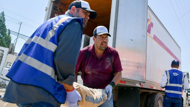 Entregan materiales de construcción y despensas por lluvias en Juárez