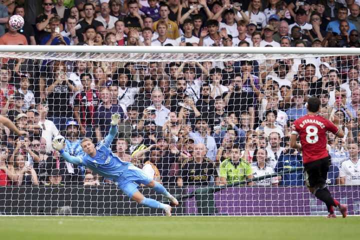 Bruno Fernandes stumbles into the referee and misses a penalty for Man United