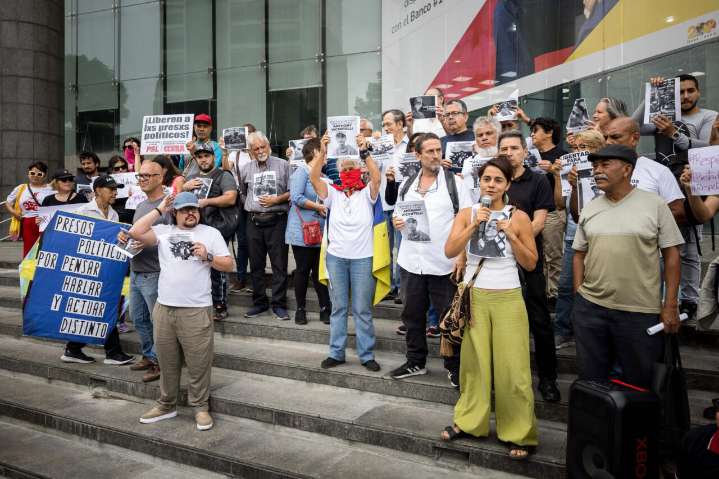 Activistas venezolanos exigen al Supremo audiencia para familiares agredidos en vigilia