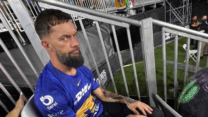 Finn Bálor, luchador de WWE, es captado con la playera de Pumas