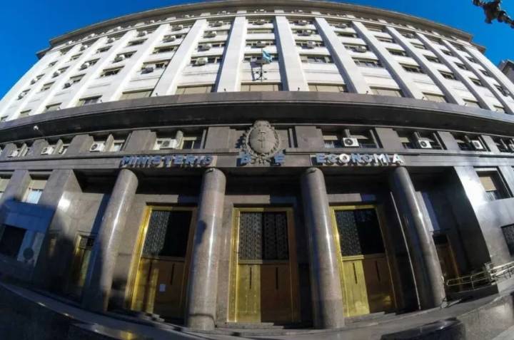 La Justicia obliga a Economía a revelar el acuerdo de Milei con el FMI