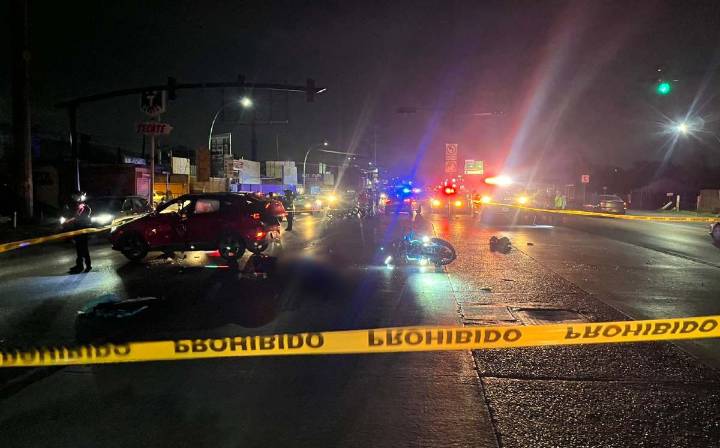 Choque entre moto y camioneta deja un muerto y 2 heridos al norponiente de Monterrey