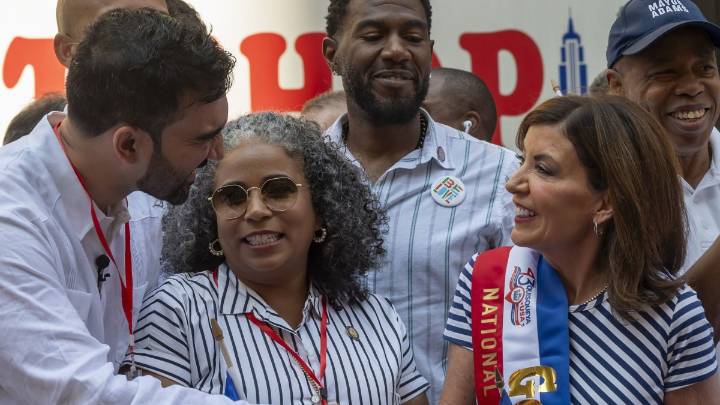 Elecciones en NY: Zohran Mamdani encabeza cómodo los sondeos. Hochul, aunque en baja, aún lidera las encuestas