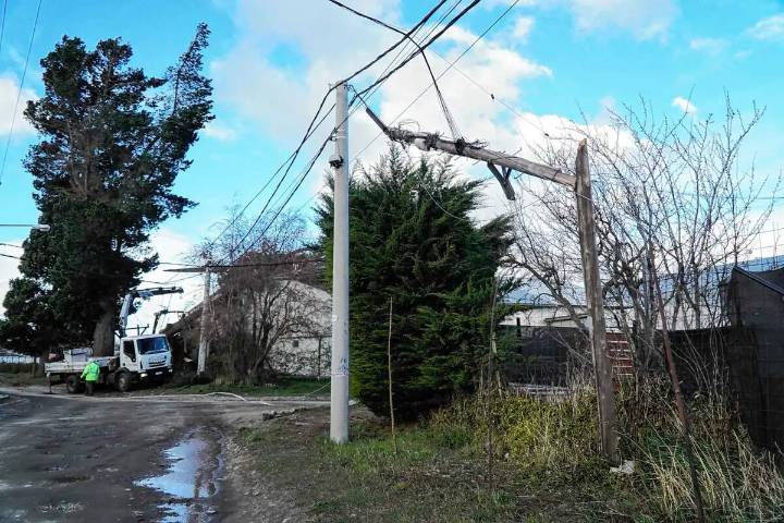 Caos en Bariloche. Ráfagas de alta velocidad generaron destrozos y cortes de luz