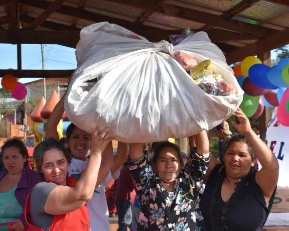 San Pedro: un raído de golosinas y ciento de sonrisas; la original iniciativa de familias de tareferos para celebrar el Día del niño