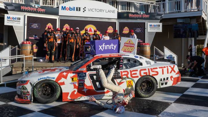La 'accidentada' victoria de Connor Zilisch en la Nascar: acaba con la clavícula rota tras una brutal caída al subirse al coche para celebrar