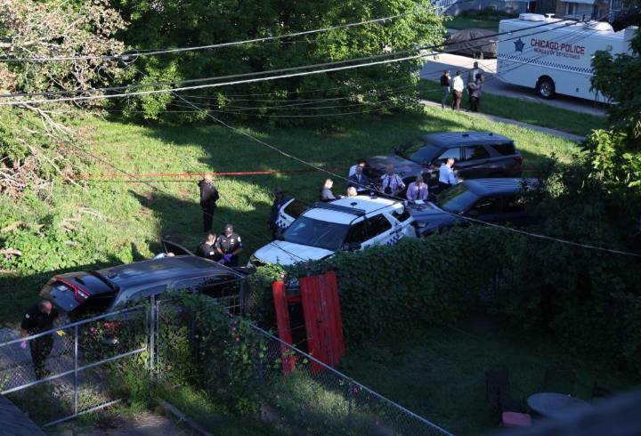 Chicago police officers and 1 other injured in police shooting