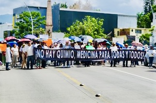 Marchan en #Oaxaca por desabasto de medicinas y exigen a autoridades garantizar insumos y atención médica