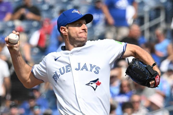 Guerrero Jr. hits two-run shot, Scherzer outduels Boyd as Blue Jays edge Cubs 2
