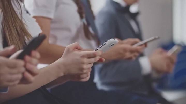 Arizona parents urged to discuss phone habits amid school ban