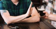 Estudio revela que los jóvenes consumen menos alcohol que antes: estas son las razones
