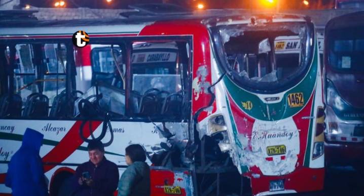 Carabayllo: Extorsionadores detonan explosivo en interior de un bus | VIDEO Artefacto detonó al interior del bus cuando llegaba a último pasajero en el distrito de Carabayllo.