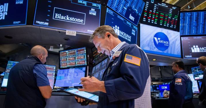 S&P 500 cayó antes de la cumbre Trump-Putin y tras datos dispares en EE.UU.