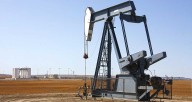Petróleo retrocede tras repunte por temores de suministro ruso