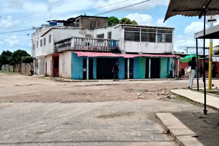 Habitantes de Santa Inés claman por el asfaltado de la entrada principal