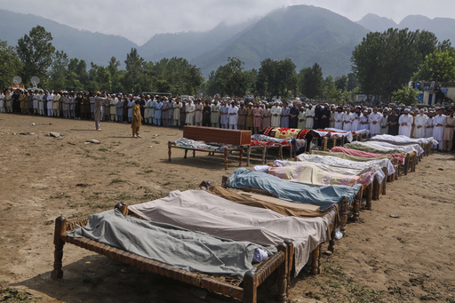 Inundaciones en Pakistán dejan al menos 220 muertos mientras rescatistas recuperan más cuerpos