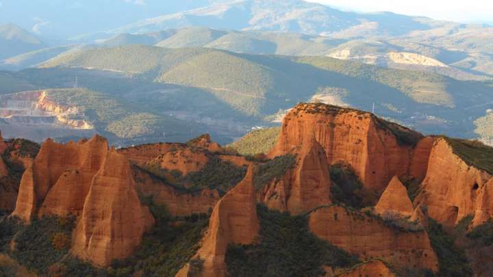 Así son Las Médulas, el corazón rojo del Imperio Romano que se tiñe de negro: "Es de los lugares más hermosos del mundo"