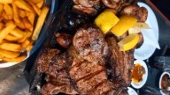 La picada de achuras que es un clásico para compartir en un bodegón