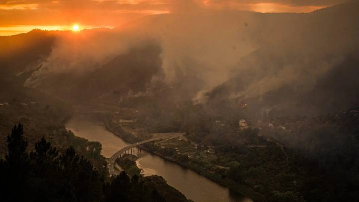Galicia mantiene dos fuegos activos y controla grandes incendios que estaban estabilizados