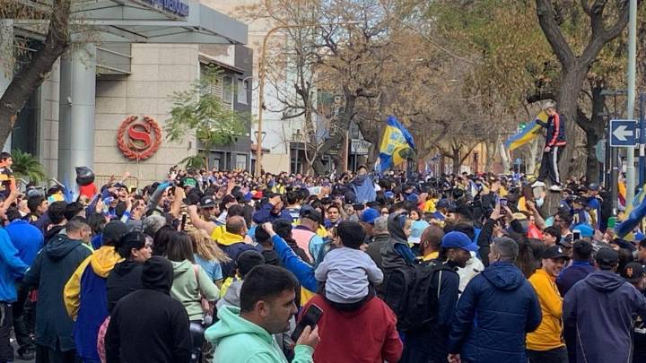 Fotos y videos: cientos de hinchas de Boca recibieron al plantel antes del duelo contra Independiente Rivadavia