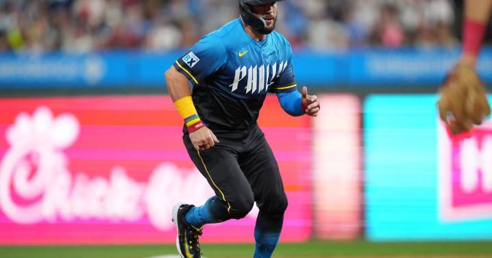 One night after homer flurry, Philies edge Braves 2