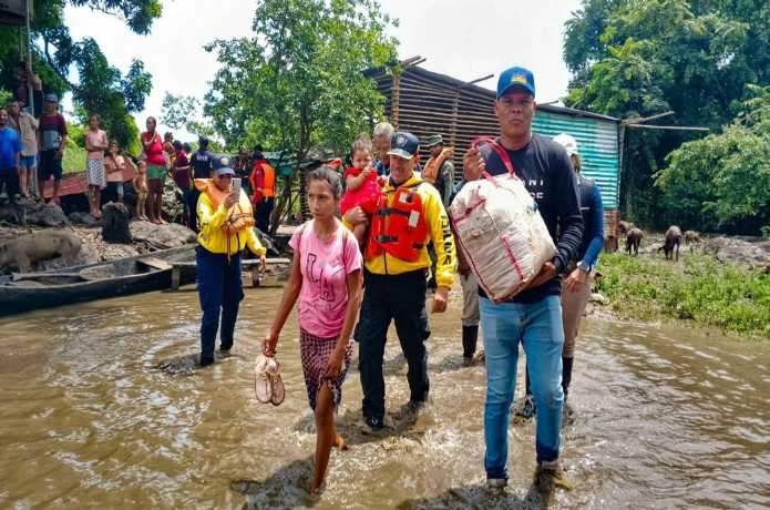 Activan refugio para familias afectadas por crecida del río Orinoco