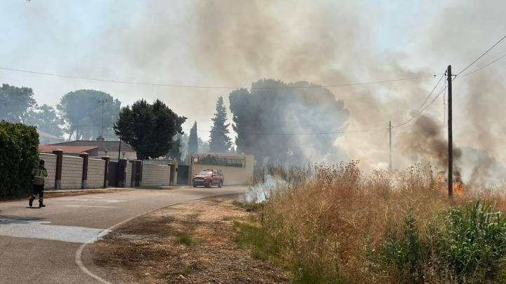 Incendio de pastos y matorral en la urbanización "Las Golondrinas", en Badajoz More
