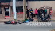 Susto por un fuerte accidente: motociclista atropelló a un empleado