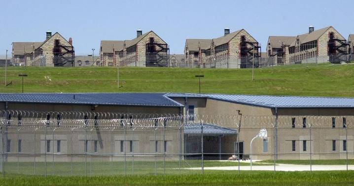 Former prison warden sues state for discrimination
