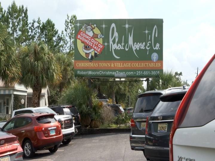 Customers, owners say goodbye to beloved Christmas store in Mobile