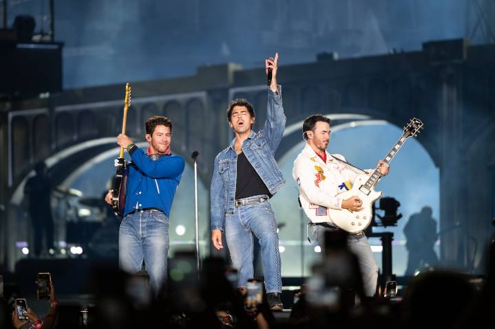 Jonas Brothers member surprises fans at Jersey Shore bar, hops on stage to jam