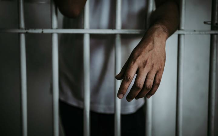 Hombre es captado pidiendo auxilio tras detención en tribunal de L.A.