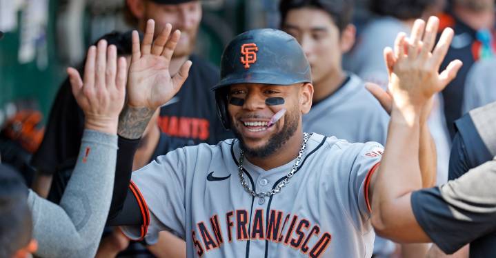 Giants rally late to take game, series against Pirates