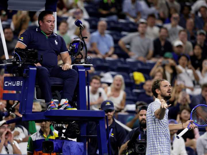 Daniil Medvedev y un berrinche que no le salió nada barato en el US Open: recibió una severa multa por "conducta antideportiva" y "abuso de raqueta"