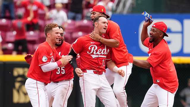 Reds notch win against No. 1 Brewers, further lifting team's hopes of achieving sweep