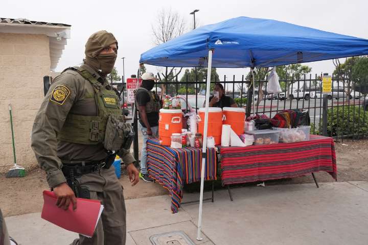 Grupo latino de derechos civiles pide a Home Depot que limite la presencia de ICE
