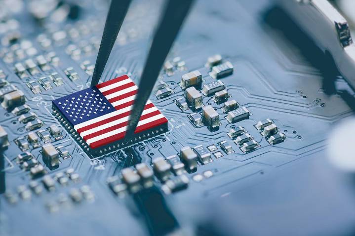 Trump impone arancel del 100 por ciento a chips importados