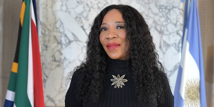 Zanele Makina, embajadora de Sudáfrica: “Heredamos un país que excluía al 85% de la población”
