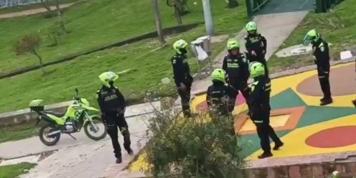 Video: Policías fueron pillados brincando en un saltarín de Bogotá y las redes no perdonaron: “Estaban a