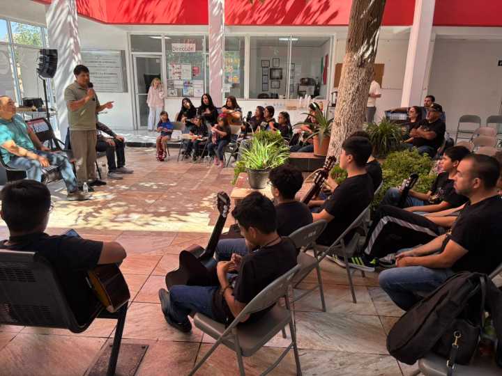 Asisten jóvenes y niños a conversatorio con tenor José Luis Ordóñez