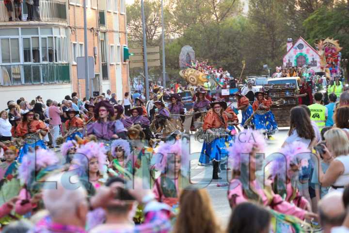 Un multitudinario desfile inunda las calles de alegría