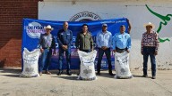 Entregaron 60 toneladas de maíz rolado a productores de Ahumada