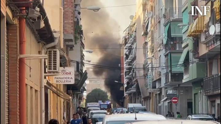 Un herido en un aparatoso incendio en un taller mecánico en el barrio de Los Ángeles en Alicante