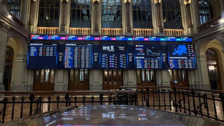 El Ibex sube casi un 0,8% en la semana, marca un nuevo máximo y se queda a las puertas de los 15.400