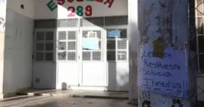 Evacuaron una escuela primaria de Roca por una amenaza de bomba este miércoles: qué se sabe
