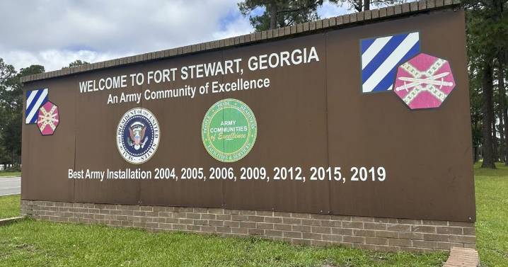 5 soldiers were shot at Fort Stewart in Georgia. A suspect is in custody.