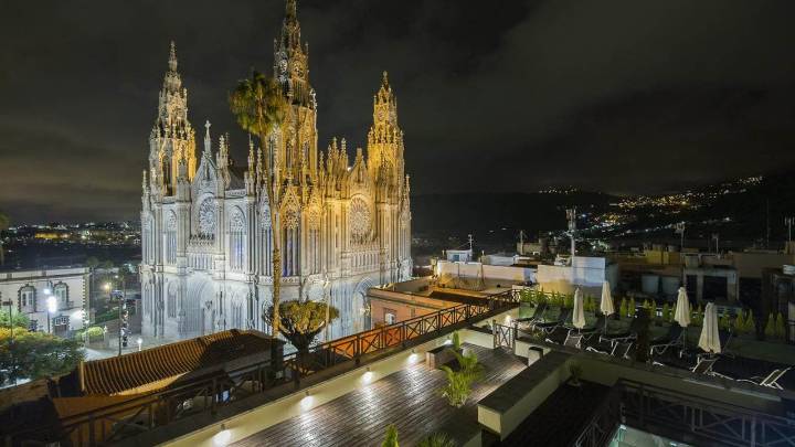 Piedra volcánica y vidrieras: el templo más fotogénico de España