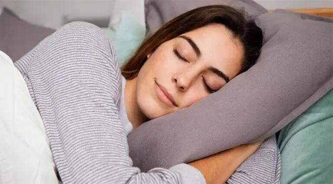 ¿Dormir siempre del mismo lado podría deformar tu cara?