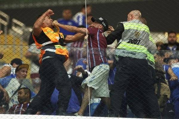 De no creer: los videos de la policía y la seguridad golpeando a los hinchas de Godoy Cruz en Brasil